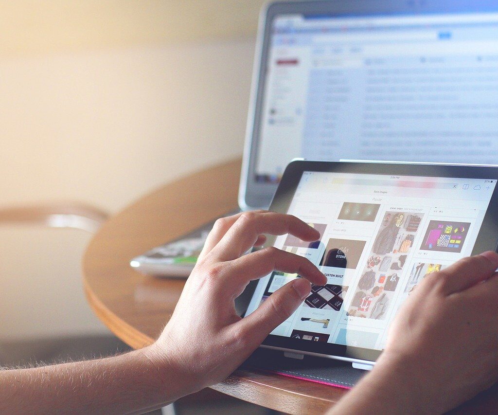 hands, ipad, tablet-820272.jpg